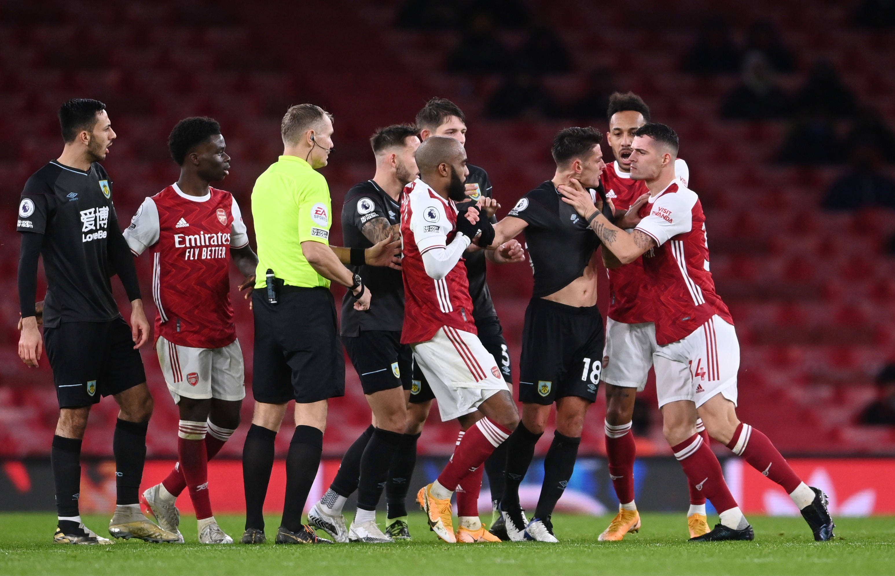 場比賽中暴 場比賽中暴